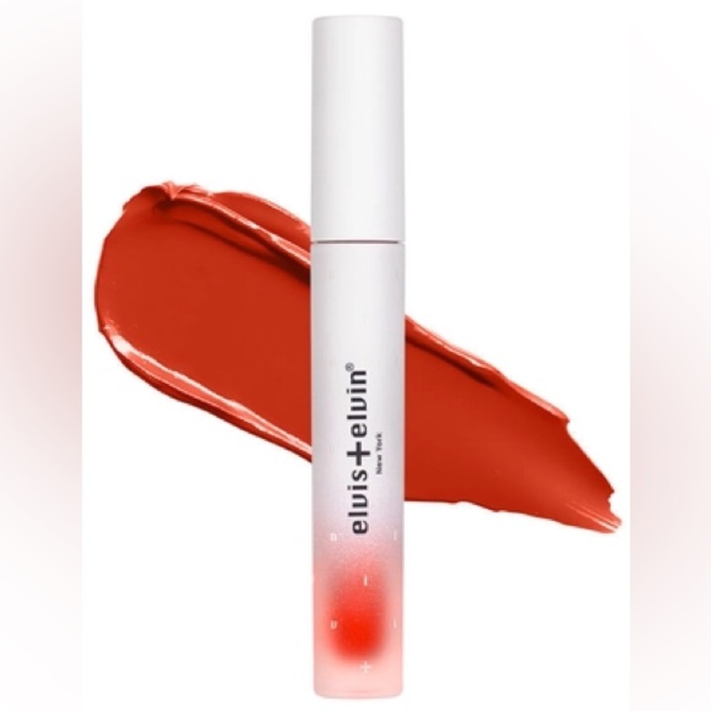 NIB Elvis + Elvin Floral Liquid
Lipstick With HA In Shade 200